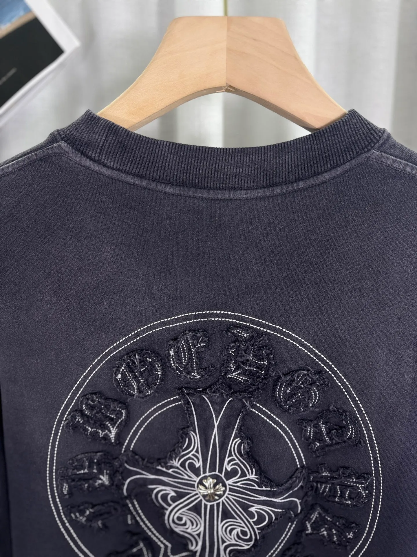 P280 top version, real shot without P, ​​different from market currency) 𝗖𝗵𝗿𝗼𝗺𝗲 𝗛𝗲𝗮𝗿𝘁𝘀/Cro Heart 2025 washed patch embroidery autumn and winter new original single counter American laser burnt 3D three-dimensional color embroidery couple casual sweatshirt 👑The highest version! Customized fabric 500g tripe terry fabric! American acid-washed and distressed original fabric laser burnt ✟appliqué embroidery and exquisite embroidery of letters! The best-selling model in the counter, very comfortable to wear. Accessories: original molded and authenticated collar label➕100% silk wash label. Genuine purchase-grade original hangtag➕matching hanging rope➕3D hanging beads➕original packaging bag. Craftsmanship: The original version has consistent wiring! The highest version of the armhole matching technique! Color: Blue Black Size: S M L XL Style No.: 1033